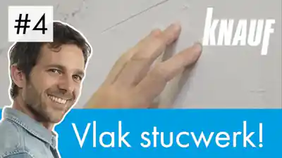 Professionele stukadoor bezig met glad stucwerk op een muur